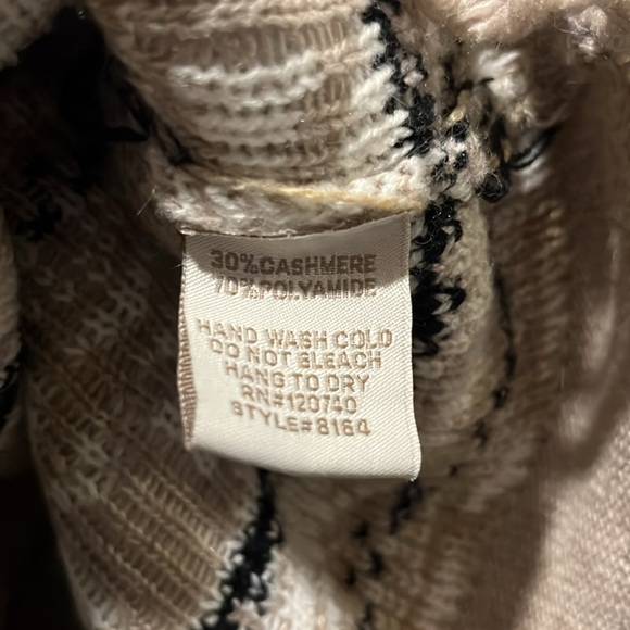 Poncho, soft knit, excellent condition. Size SMALL 30%Cashmere, 70%Polyamide - Picture 5 of 5